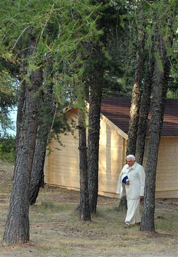 Pope Benedict XVI broken wrist